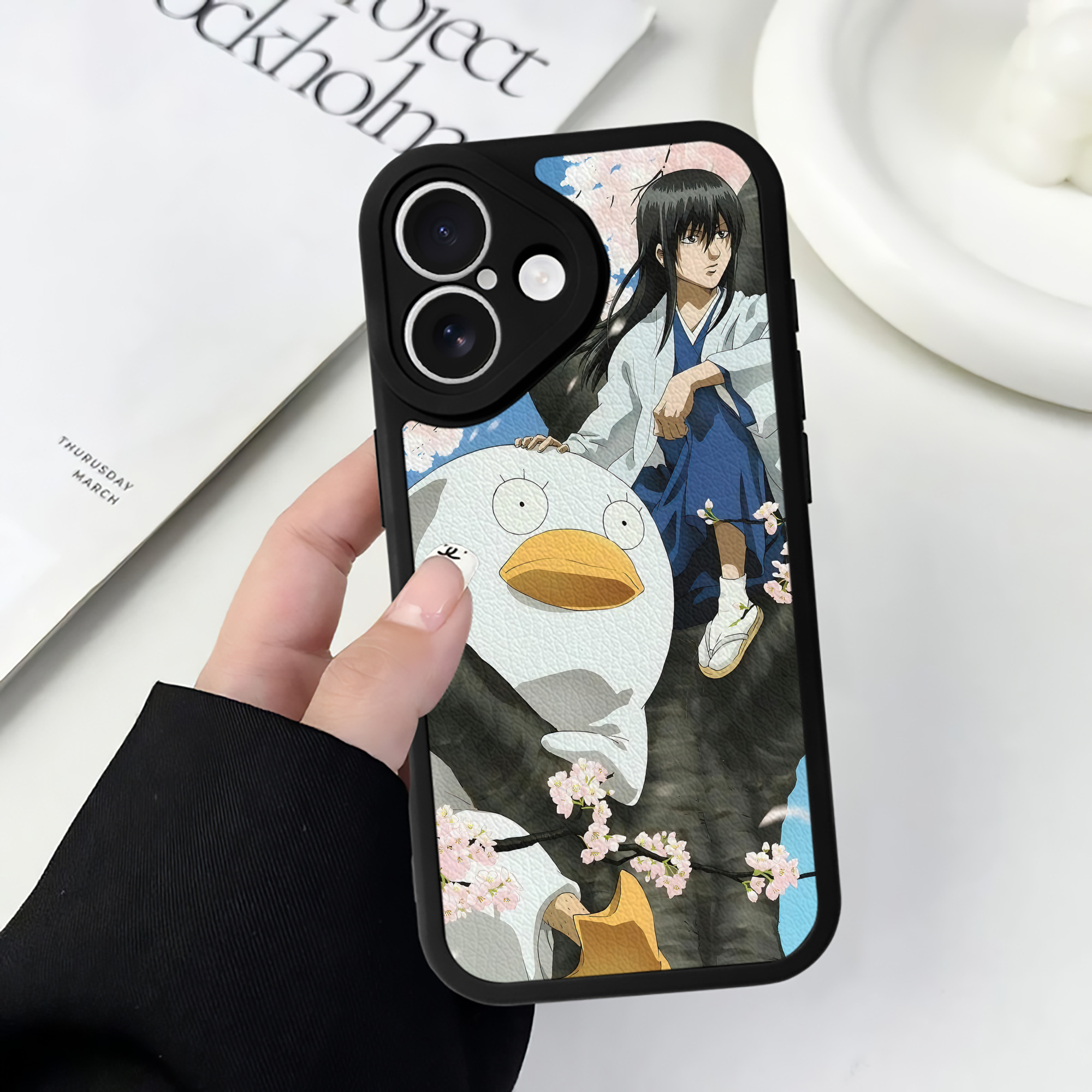 （画像用） ぎんたま 坂田銀時（さかたぎんとき） 神楽 志村新八（しむら しんぱち） GINTAMA Sakata Gintoki Kagura Shimura Shinpachi 【iPhone 16シリーズ対応】シリコンスマホケース（レザー調） 材質：シリコン